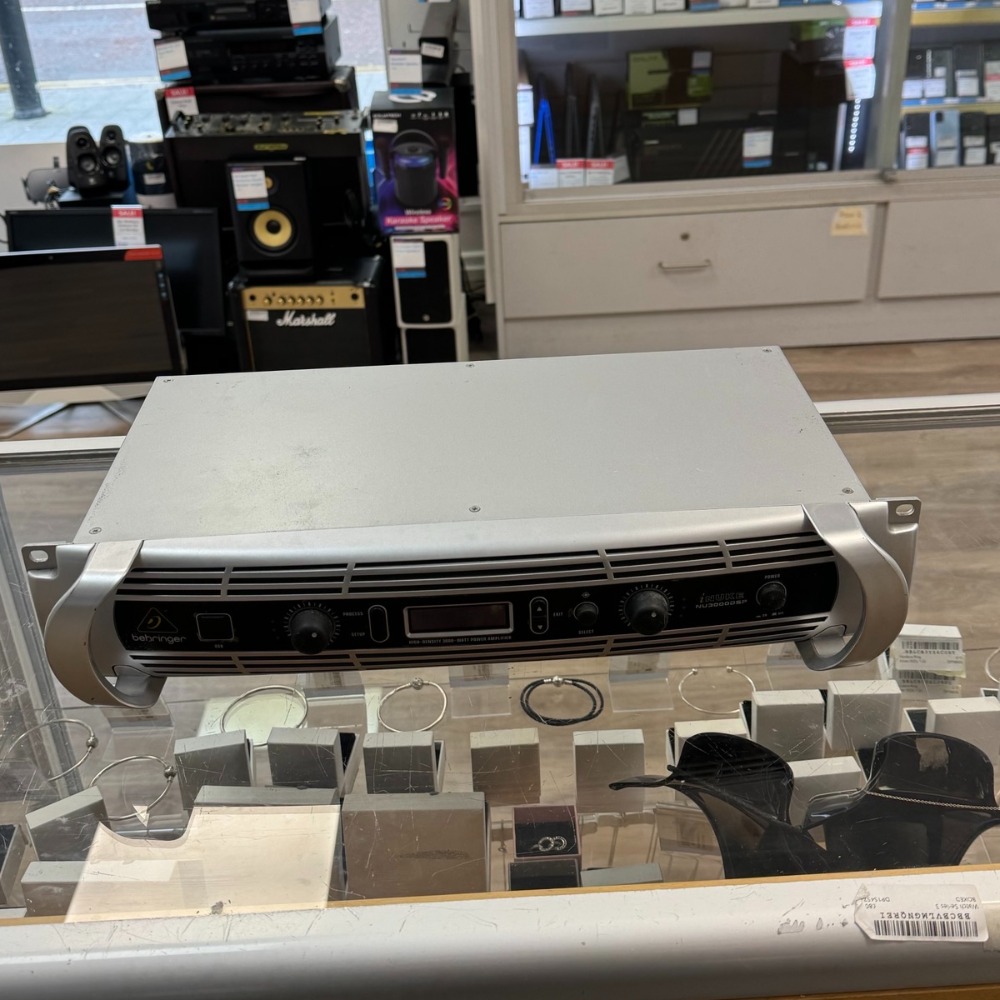 Behringer iNUKE NU3000 UltraLightweight, HighDensity 3000.Watt Power